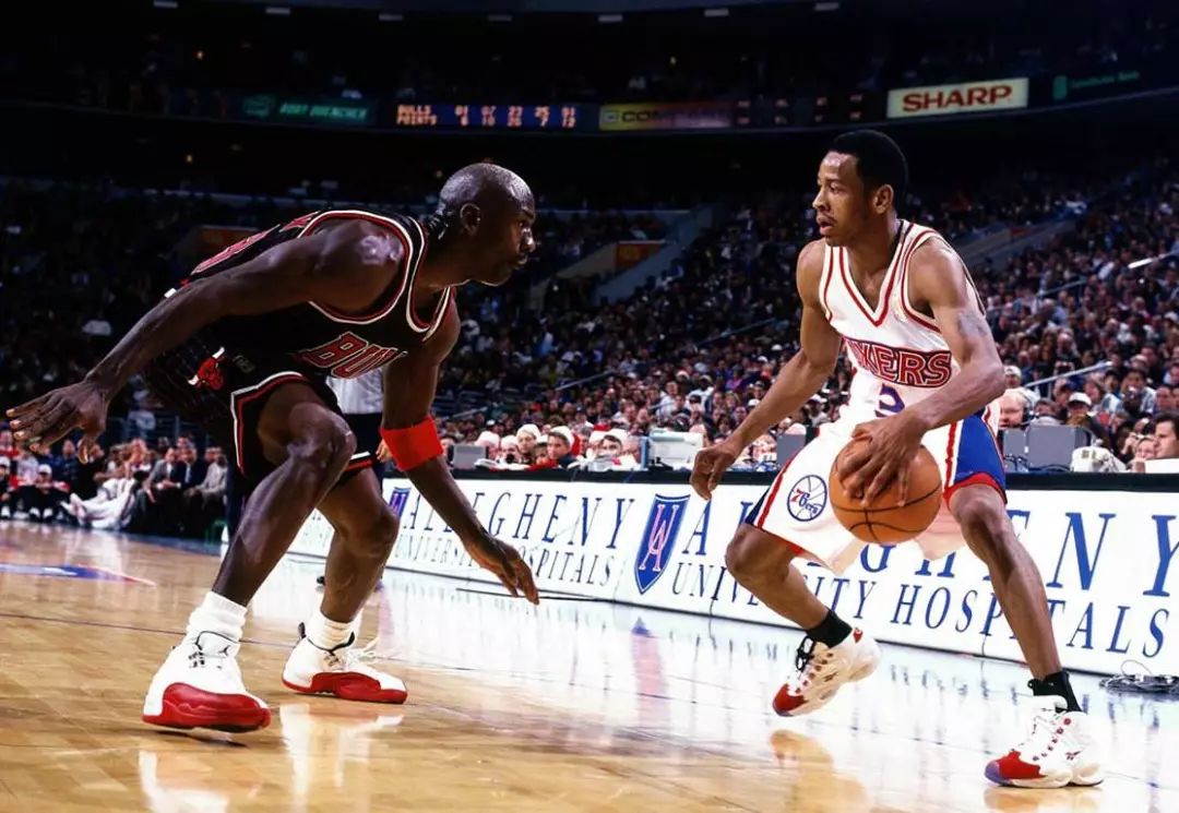 中场球员的职责是什么？